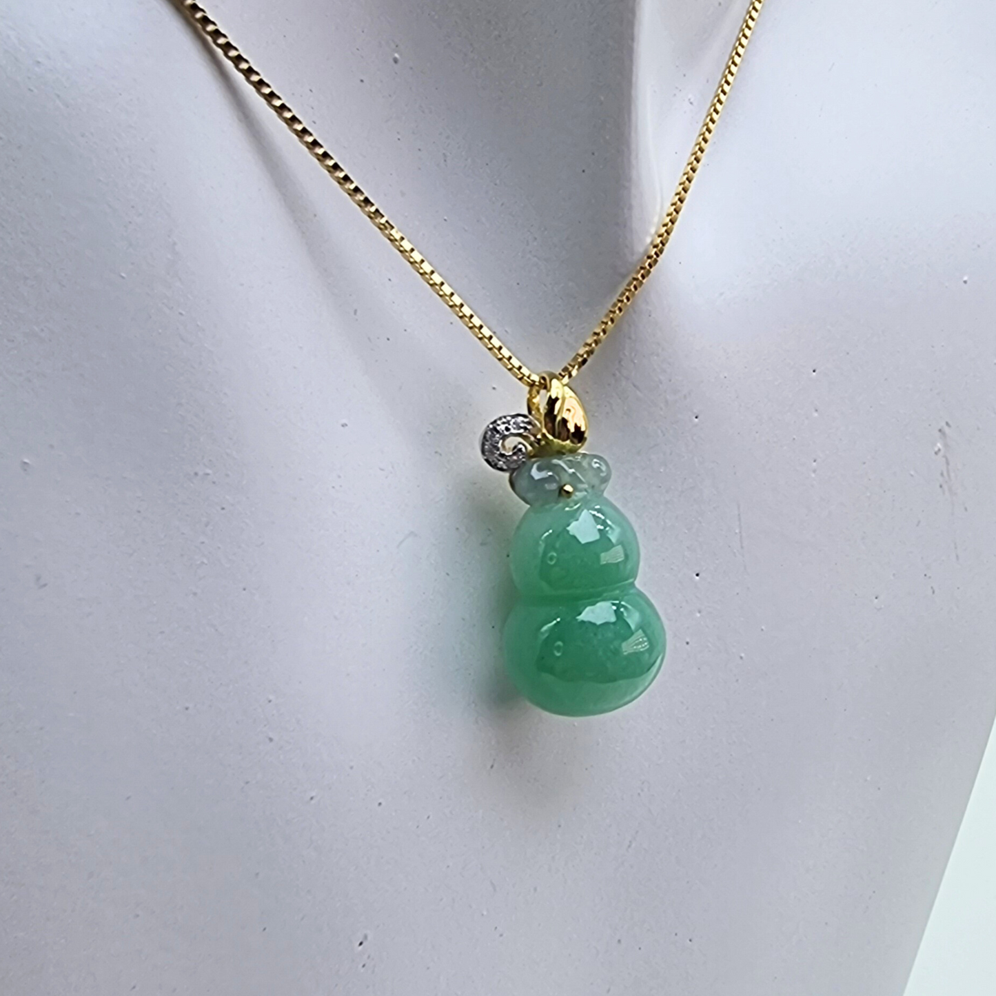 Jadeite Jade "Hulu" Pendant in Yellow Gold with Diamonds