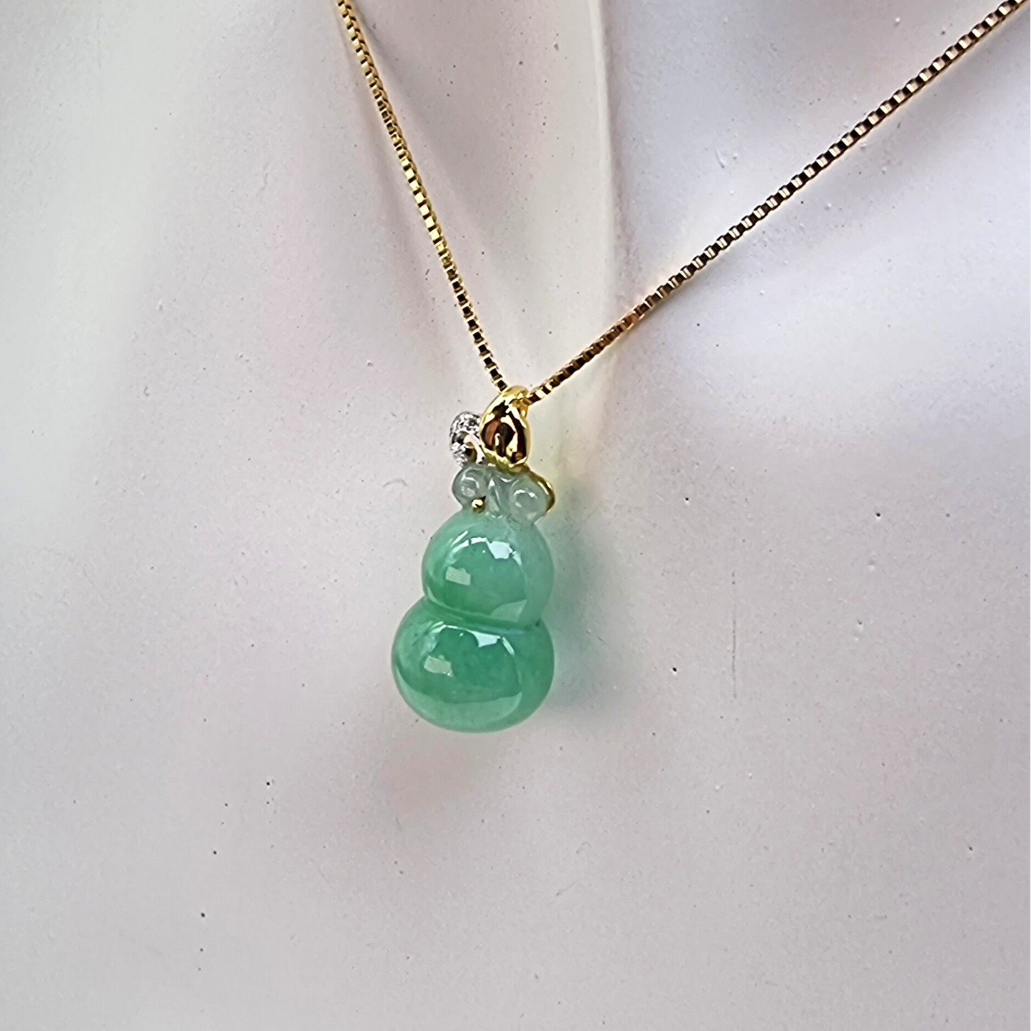 Jadeite Jade "Hulu" Pendant in Yellow Gold with Diamonds