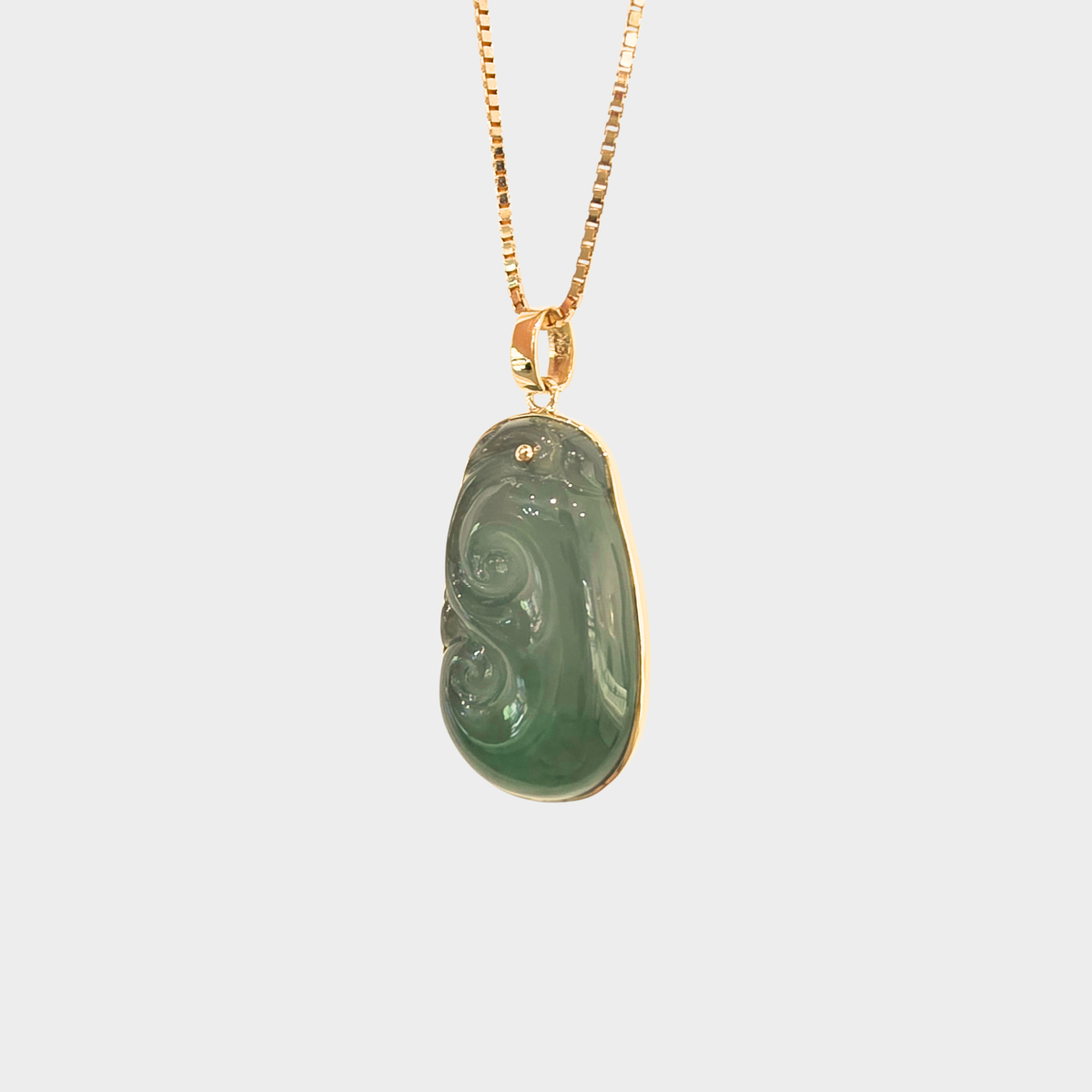 Jadeite Jade "Ruyi" Pendant in Yellow Gold